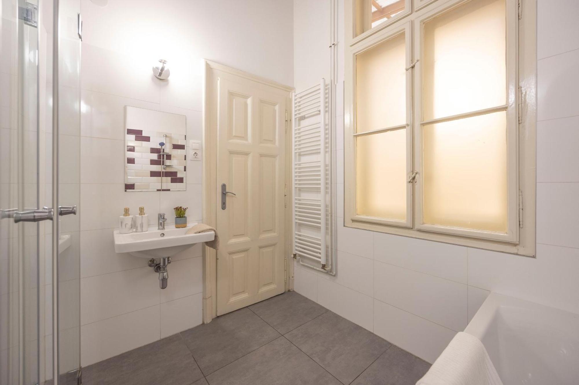 Cozy & Nostalgic Budapest Style Apartment In The Center Buitenkant foto